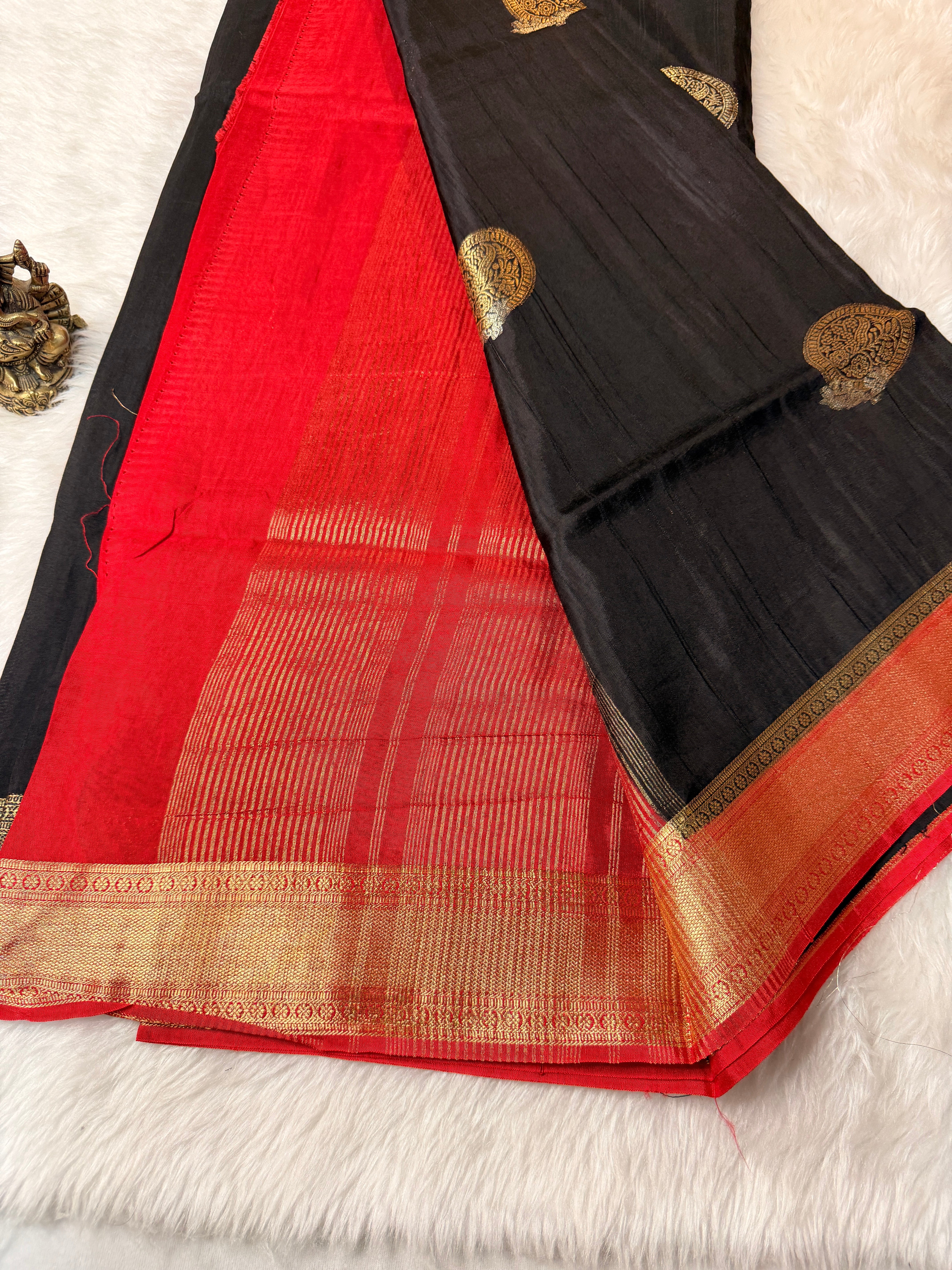 Tusser Contrast- Black N Red