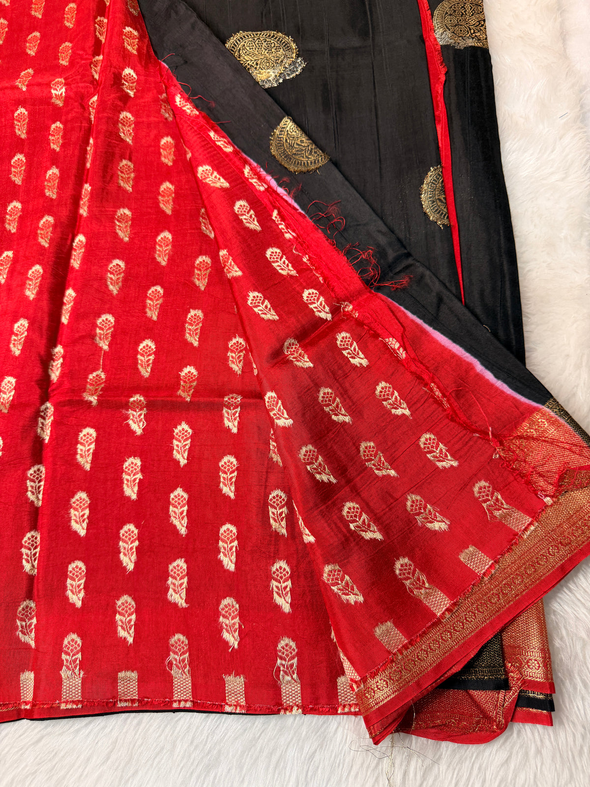 Tusser Contrast- Black N Red