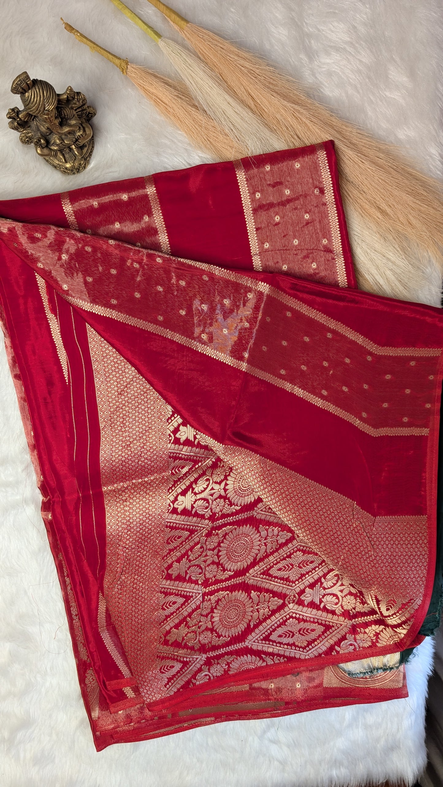 Red Light Tissue with Zari Lines