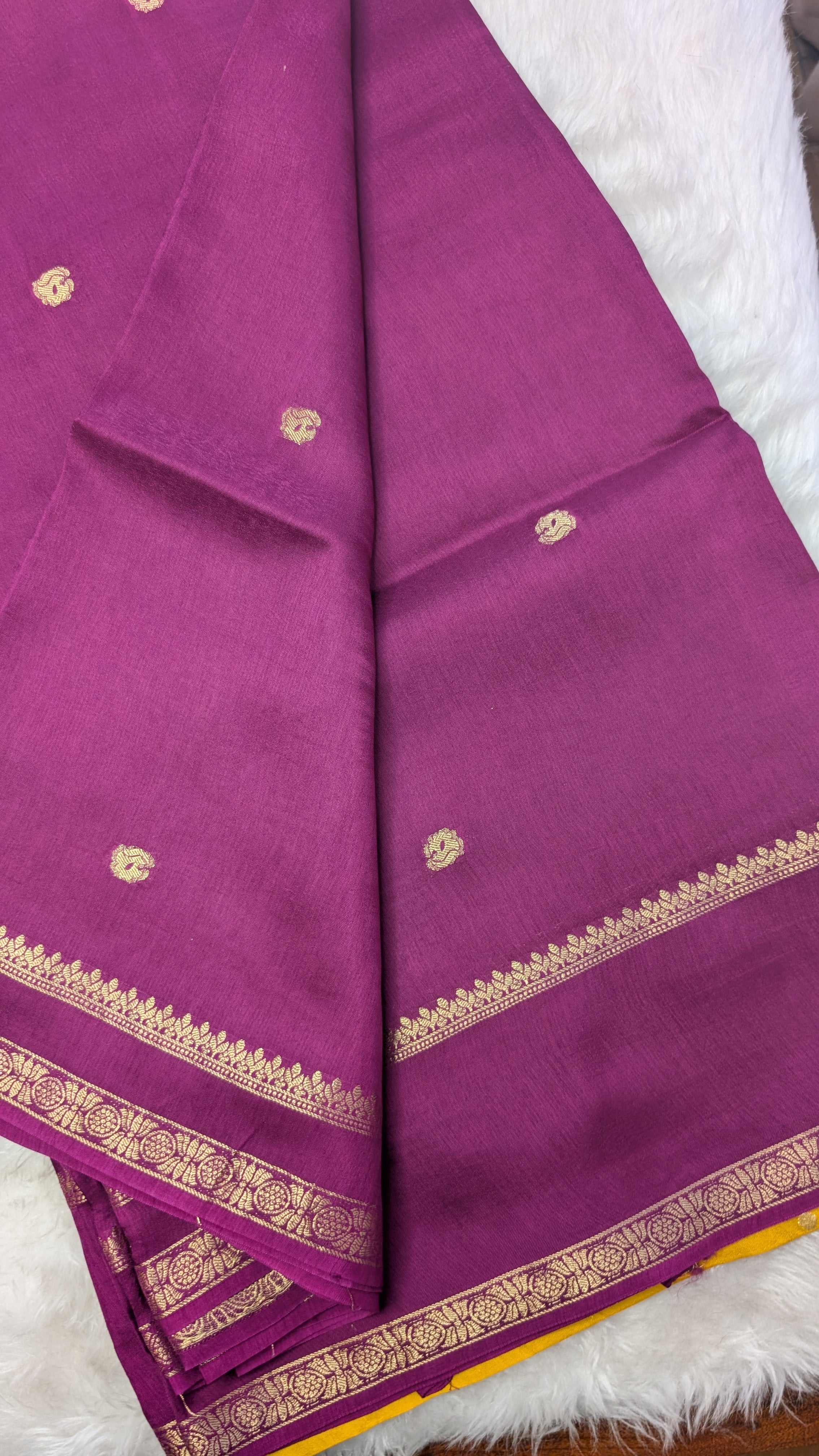 Small Butti Gap Border Wine