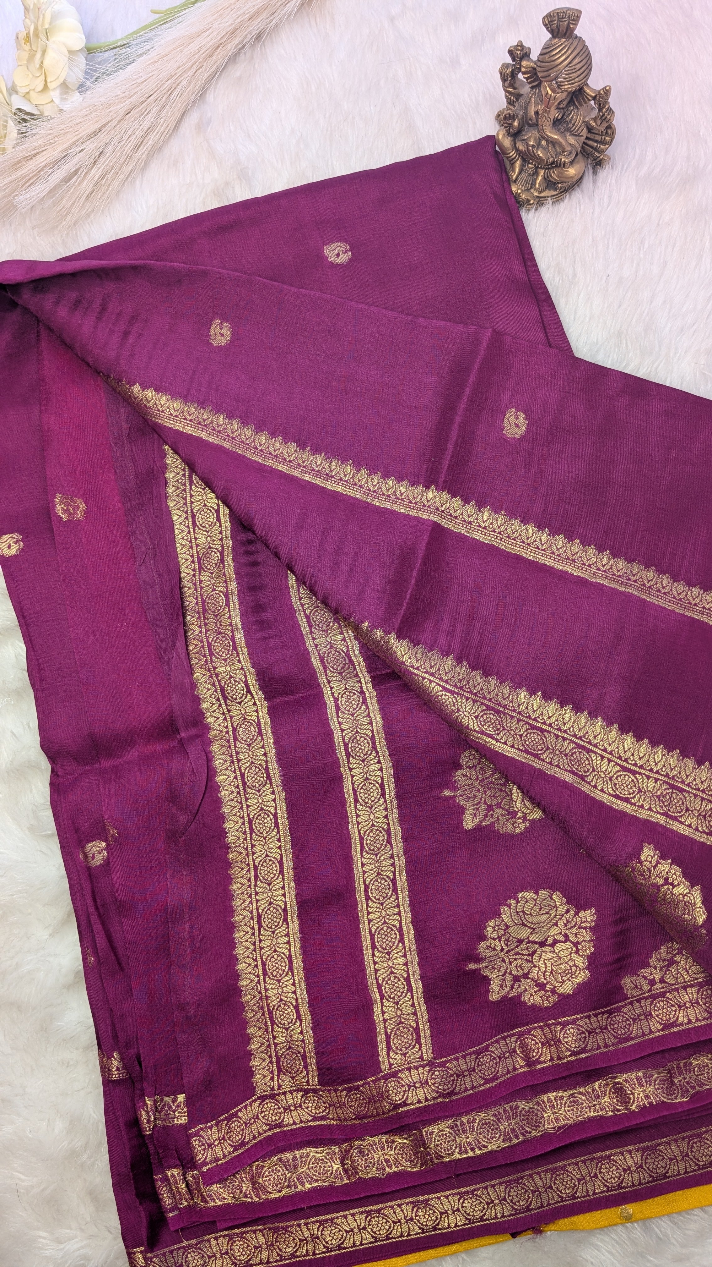 Small Butti Gap Border Wine