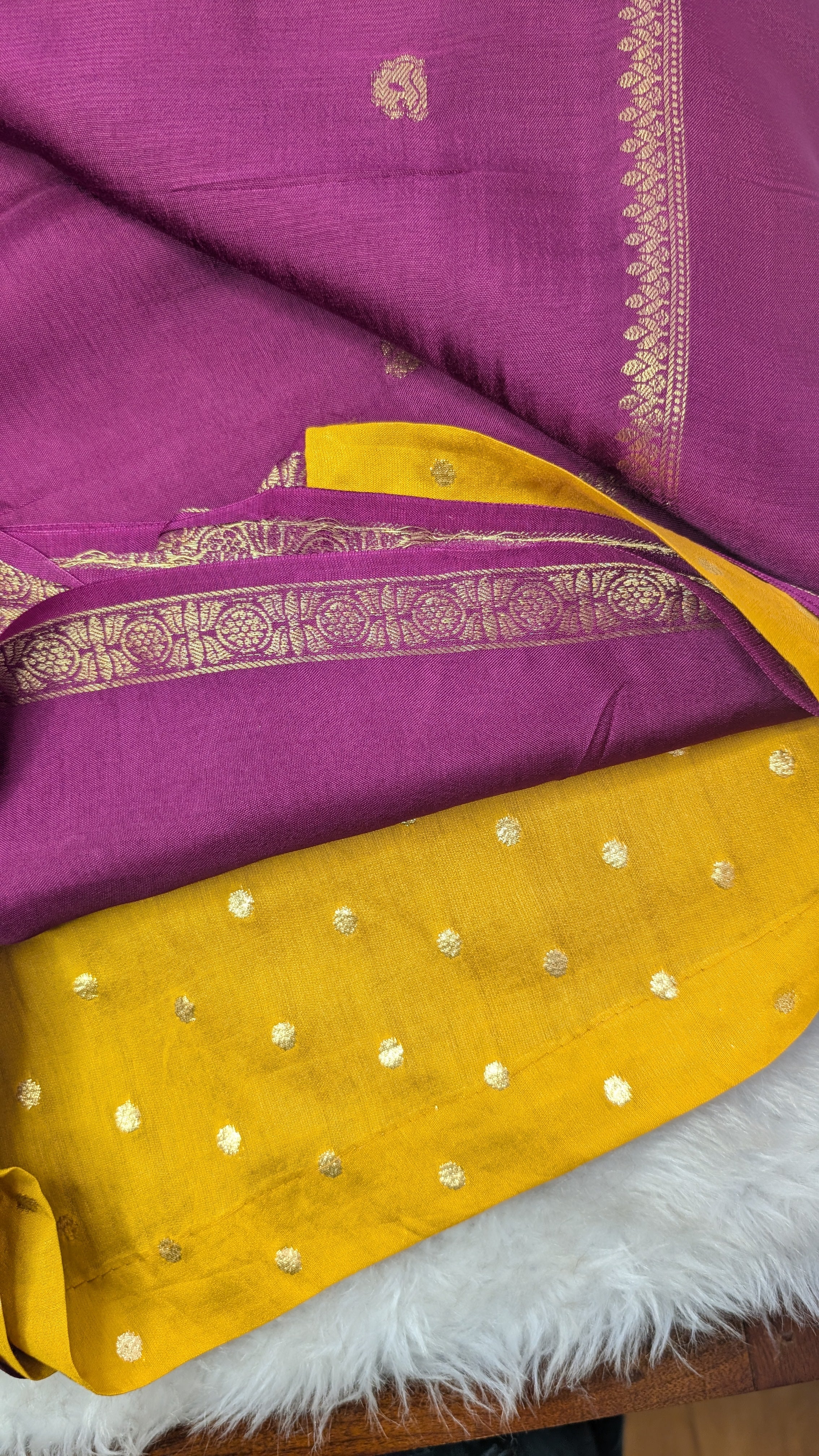 Small Butti Gap Border Wine